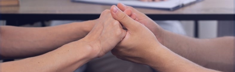 Мужчина и женщина держатся за руки