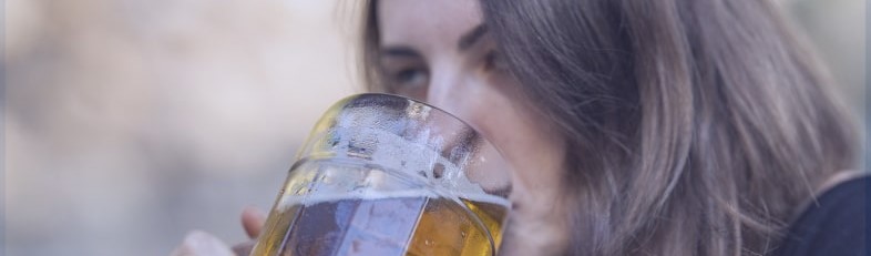 Женщина пьет алкогольный напиток