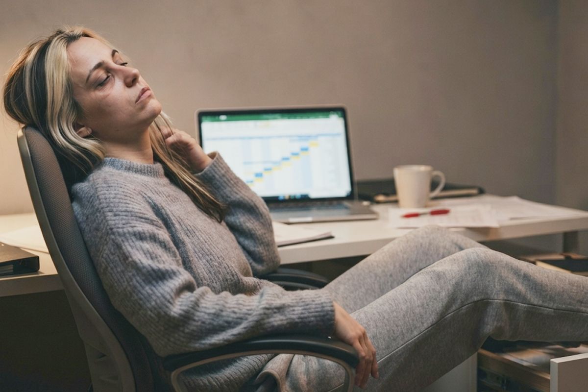Девушка не может сосредоточиться на работе